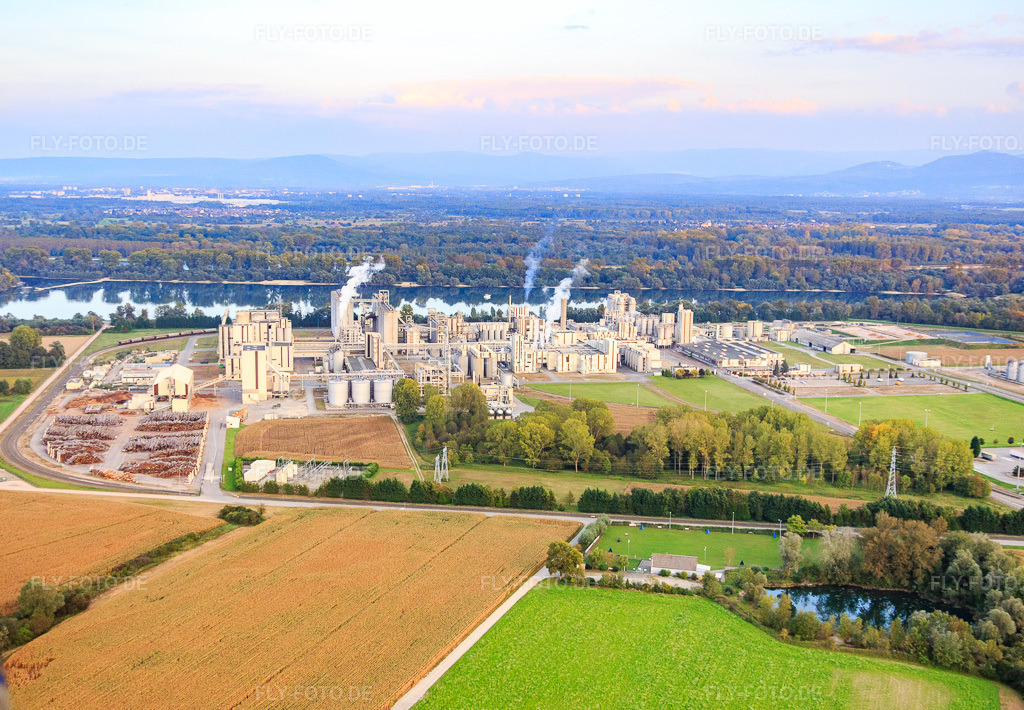 Luftbild: chemiefabrik Roquette Frères am Beinheimer See in Beinheim im Bundesland Bas-Rhin in Frankreich. – Foto: IMG_074483.jpg vom 04.10.2014 durch Werner Riehm/FLY-FOTO.de – Auflösung des Originals: 5210 x 3612 px – Roquette: Turning Nature’s Potential into Life’s Essentials