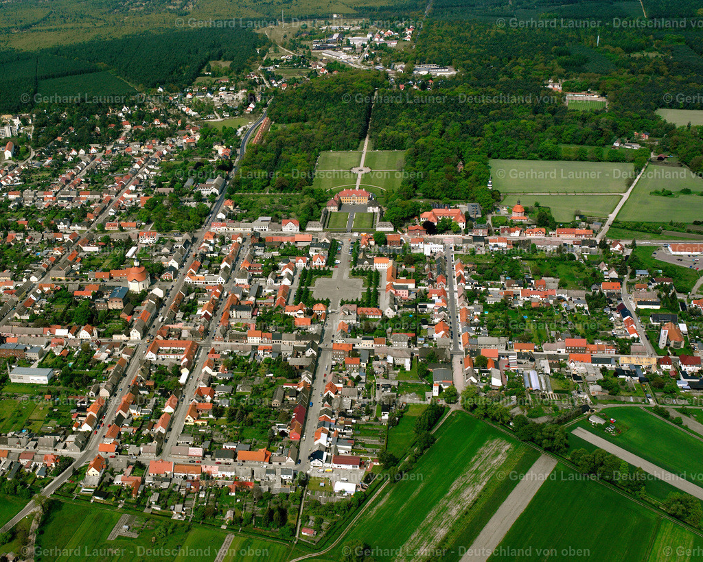 2522008 | ORANIENBAUM 01.05.2005 Wohngebiet - Mischbebauung der Mehr- und Einfamilienhaussiedlung  in Oranienbaum im Bundesland Sachsen-Anhalt, Deutschland // Residential area - mixed development of a multi-family housing estate and single-family housing estate  in Oranienbaum in the state Saxony-Anhalt, Germany Foto: Gerhard Launer
