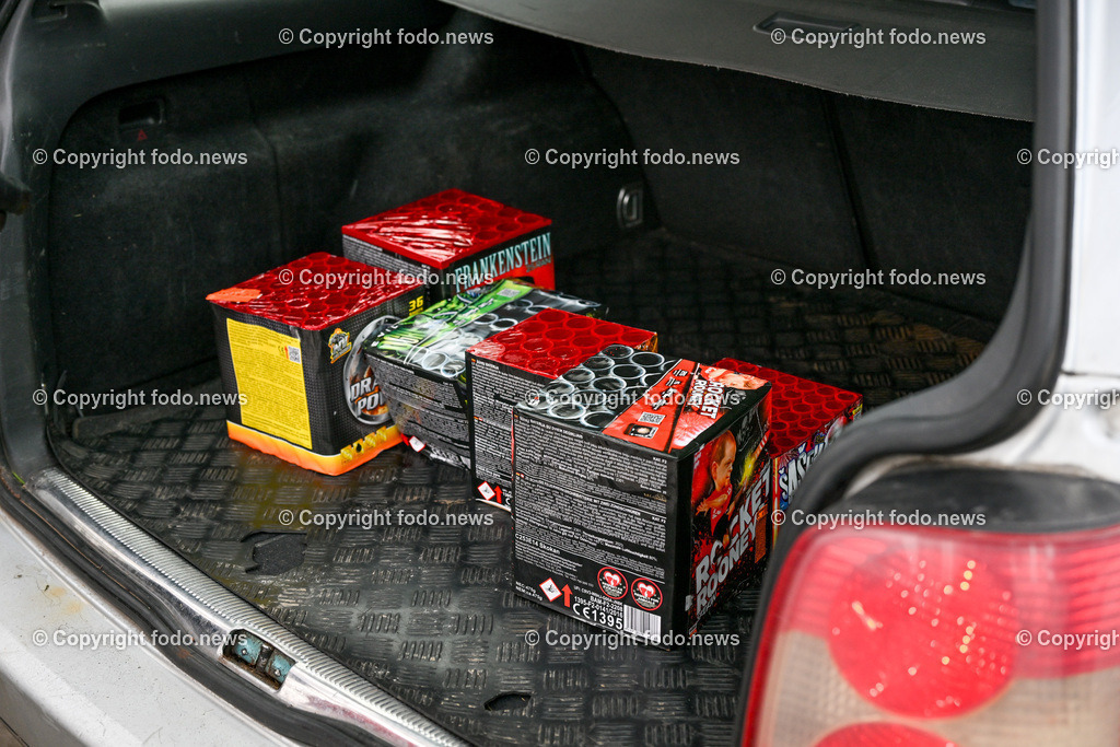 Polizei_ Kontrolle_ Grenze_ 30.12.2023-23 | 30.12.2023, Weigetschlag Grenzuebergang, AUT, Polizei, Grenzkontrolle, im Bild Polizei, Kontrolle, Grenze, Grenzkontrolle, Grenzuebergang, Oesterreich, Tschechien, Fuehrerschein, Zulassungsschein, Reisepass, Ausweis, Papiere, Sprengstoffsuchhund, Feuerwerk, Raketen, Boeller, Kracher, Zoll, Beschlagnahmung, Weigetschlag