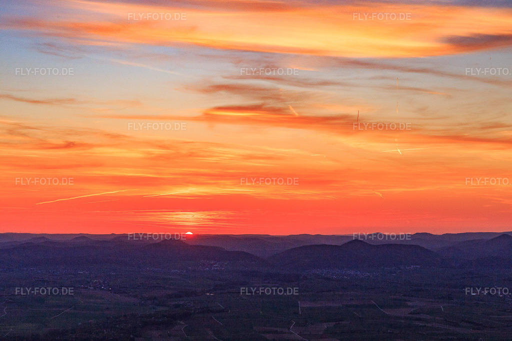 Luftbild: Sonnenuntergang überm Pfälzerwald in Klingenmünster im Bundesland Rheinland-Pfalz in Deutschland. Foto: IMG_106685.jpg vom 17.04.2018 durch Werner Riehm/FLY-FOTO.de