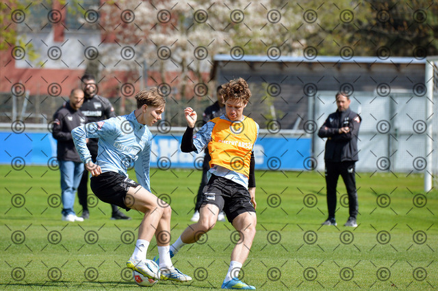 RGE_9097b | Hertha BSC, 2.Bundesliga, Herren, von li. Kennet Eichhorn ( Hertha BSC ), Linus Gechter ( Hertha BSC ), Saison 2025/26, Training,  15.04. 2026, Foto: Ralf Gebhardt - Realisiert mit Pictrs.com
