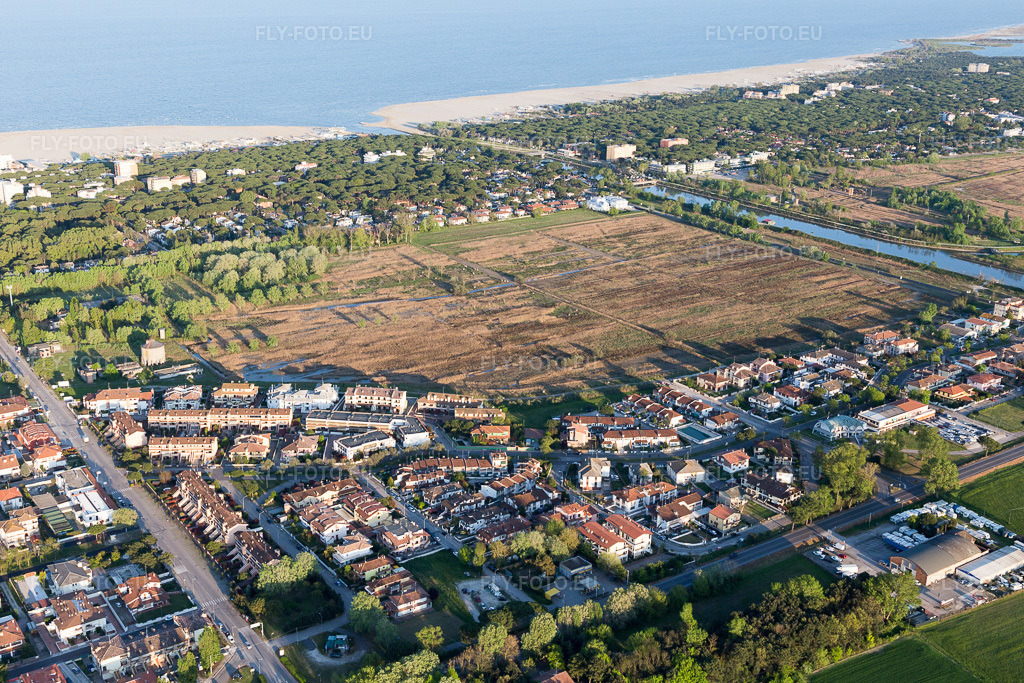 Vue aérienne: Vue de la ville à Porto Garibaldi dans le département Émilie-Romagne, Italie. Photo: IMG_098707.jpg prise le 06/04/2017 par Werner Riehm/FLY-FOTO.eu – Résolution de l'original: 5472 x 3648 px