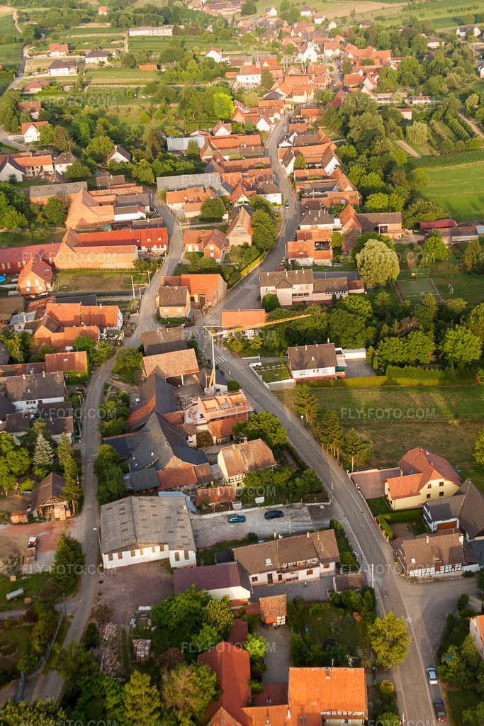 Aerial view: Route of the main road in Wintzenbach in the state Bas-Rhin, France. – Photo: IMG_30629.jpg taken on 07/09/2010 by Werner Riehm/FLY-FOTO.com – Resolution of the original: 3168 x 4752 px