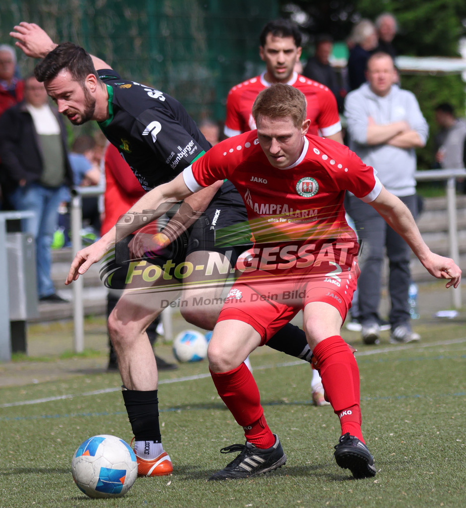 Bünder SV - SC Enger | Auf dem Bild zu sehen: rot Bünder SV: Tobias Zwiener ; schwarz SC Enger: Sebastian Schnittger Bünder SV, SC Enger, Saison 25/26, Kreisliga A, Bünde, Deutschland - Realisiert mit Pictrs.com