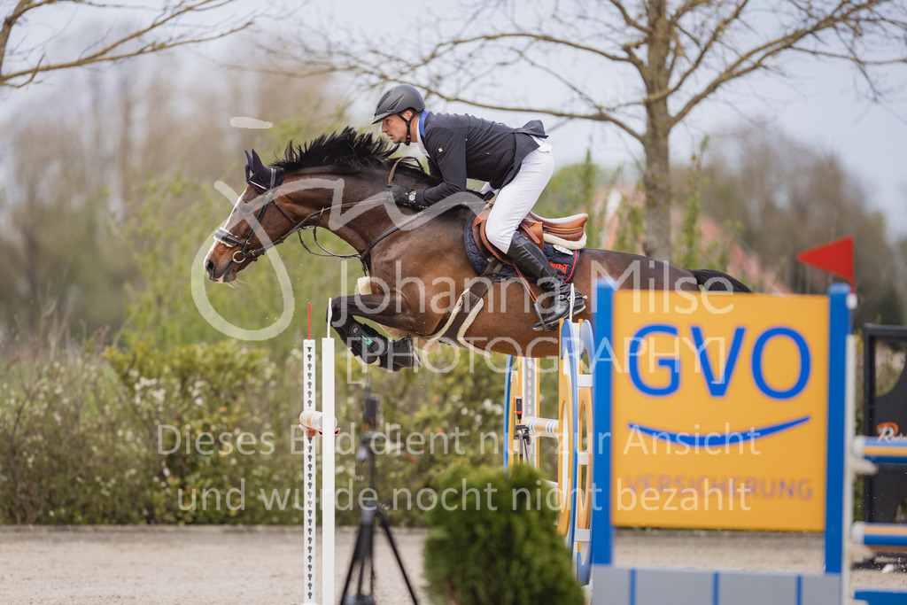 230426_HofSosath_M1-Spr-902 | Deine schönsten Turniermomente als professionelle Fotos! Entdecke hochwertige Pferdesport-Fotografie im Online-Shop. Jetzt Fotos finden & bestellen!