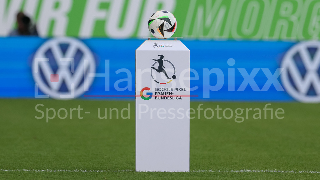 Fussball, Google Pixel Frauen-Bundesliga, VfL Wolfsburg - SV Werder Bremen | v.li.: Der Spielball liegt auf einer Stehle, Ständer, Google Pixel Frauen-Bundesliga, adidas, Fussballliebe, Fußballliebe, Pro, Precisionshell, Speedshell, Symbolfoto, Symbol, Symbolbild Fussball, Fußball, Ball, Offizieller Ball, Offizieller Spielball, Offical Match Ball, Offical Matchball, DIE DFB-RICHTLINIEN UNTERSAGEN JEGLICHE NUTZUNG VON FOTOS ALS SEQUENZBILDER UND/ODER VIDEOÄHNLICHE FOTOSTRECKEN. DFB REGULATIONS PROHIBIT ANY USE OF PHOTOGRAPHS AS IMAGE SEQUENCES AND/OR QUASI-VIDEO.