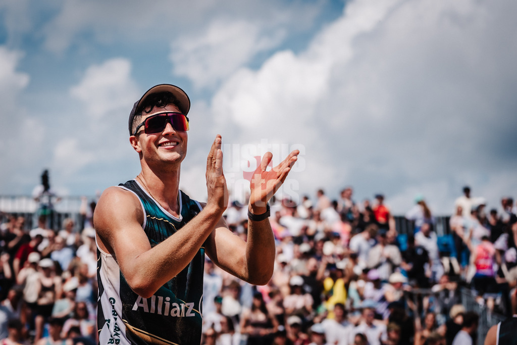 Beachvolleyball | Männer | Allianz German Beach Tour 2025 | Tourstop Hamburg | 31.05.2025 | Sven Winter applaudiert dem Publikum