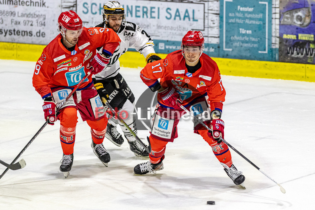 EC Peiting vs EV Füssen | Eishockey Oberliga Süd 2023/2024, EC Peiting vs EV Füssen,
Samuel PAYEUR (ECP 17) am Puck,
2023-10-29 in Peiting (Eisstadion)
17 Pius SEITZ (EVF 17), 9 Brett OUDERKIRK (ECP 9), 28 Nicolas JENTSCH (EVF 28)
Copyright: WolfgangxLindner sportworld