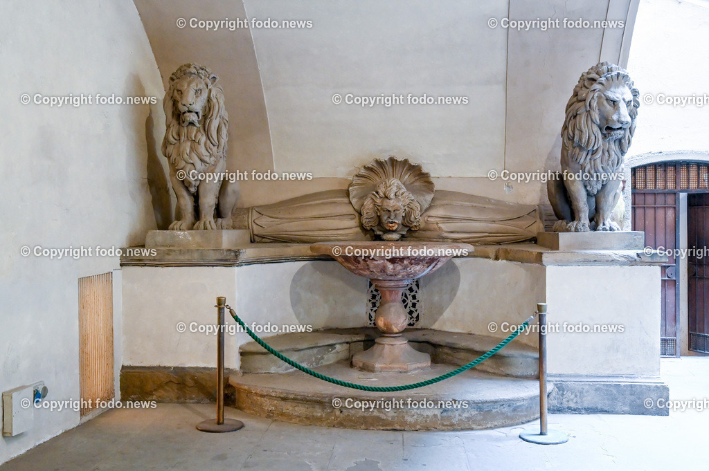 Italien_ Toscana_ Florenz_ 30.05.2024-390 | 30.05.2024, Italien, ITA, Toskana, Florenz im Bild Stadtansichten, Gebäude, Architektur, Touristen, Historisch, Souvenir, Altstadt, Museum, Statuen, Skulpturen, Piazza della Signoria, Statue David, Palazzo Vecchio, Neptunbrunnen, Piazza della Repubblica, Ponte Vecchio, Brücke, Uffizien, Kathedrale Santa Maria del Fiore, Arno, Fluß


Florenz, Firenze, ist eine italienische Großstadt. Nach Einwohnern ist sie die achtgrößte Stadt Italiens. Florenz ist die Hauptstadt sowie größte Stadt der Region Toskana und der Metropolitanstadt Florenz, in der etwa eine Million Menschen leben. Florenz ist für seine Geschichte berühmt. Leonardo da Vinci verbrachte große Teile seiner Jugend in Florenz, Michelangelo fand Unterschlupf in der Kirche der Medici, Galileo Galilei wohnte als Hofmathematiker in den Palästen der Medici. Von 1865 bis 1871 war die Stadt die Hauptstadt des neu gegründeten Königreichs Italien. Das historische Zentrum von Florenz zieht Jahr für Jahr Millionen von Touristen an. Die historische Innenstadt wurde von der UNESCO im Jahre 1982 zum Weltkulturerbe erklärt. 
Quelle: Wikipedia
