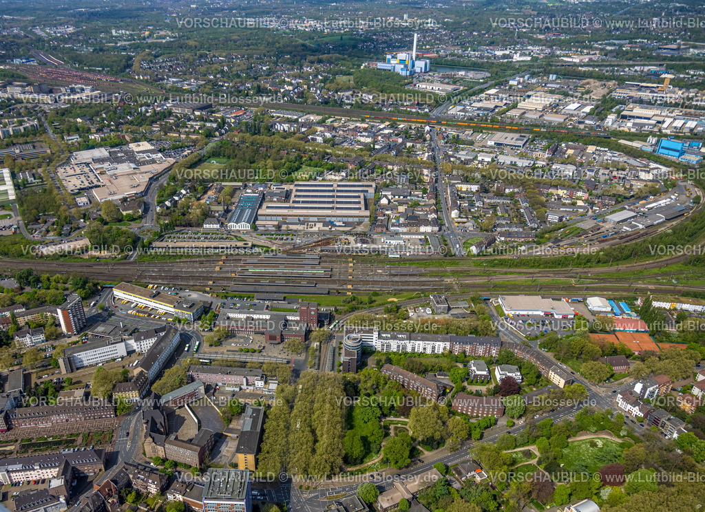 Oberhausen240401113 | Luftbild, Hauptbahnhof Oberhausen Hbf Bahnhofsgebäude am Willy-Brabdt-Platz, Bahnsteige und Gleisanlagen, Gewerbegebiet Buschhausener Straße mit Altenberger Park, hinten das Entsorgungsunternehmen GMVA Niederrhein GmbH, Wohngebiet Wohnen und Leben, Innenstadt, Oberhausen, Ruhrgebiet, Nordrhein-Westfalen, Deutschland