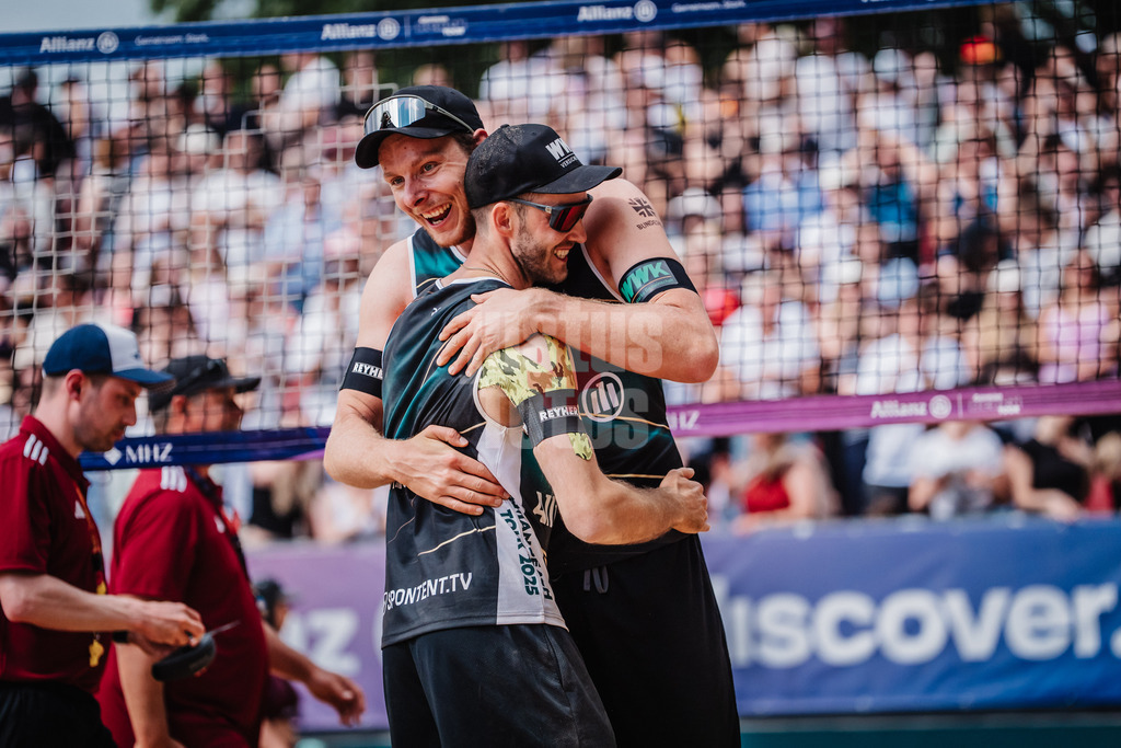 Beachvolleyball | Männer | Allianz German Beach Tour 2025 | Tourstop Düsseldorf | 17.05.2025 | v.l. Clemens Wickler und Nils Ehlers freuen sich jubeln nach dem Sieg