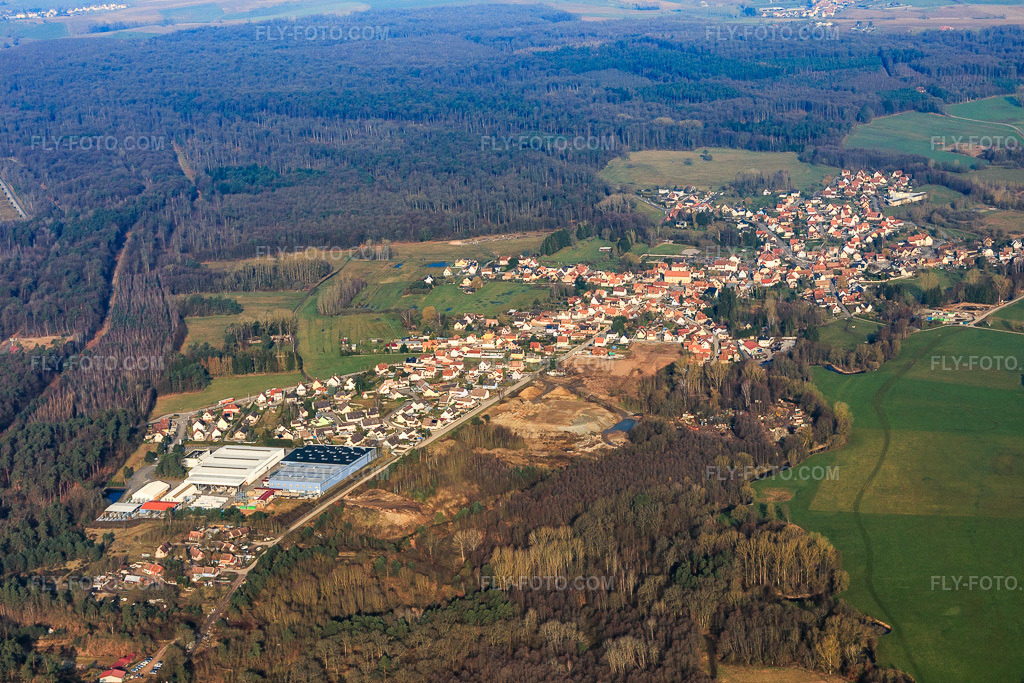 Aerial view: View of the town from the east in Mertzwiller in the state Bas-Rhin, France. – Photo: IMG_105369.jpg taken on 03/25/2018 by Werner Riehm/FLY-FOTO.com – Resolution of the original: 5472 x 3648 px