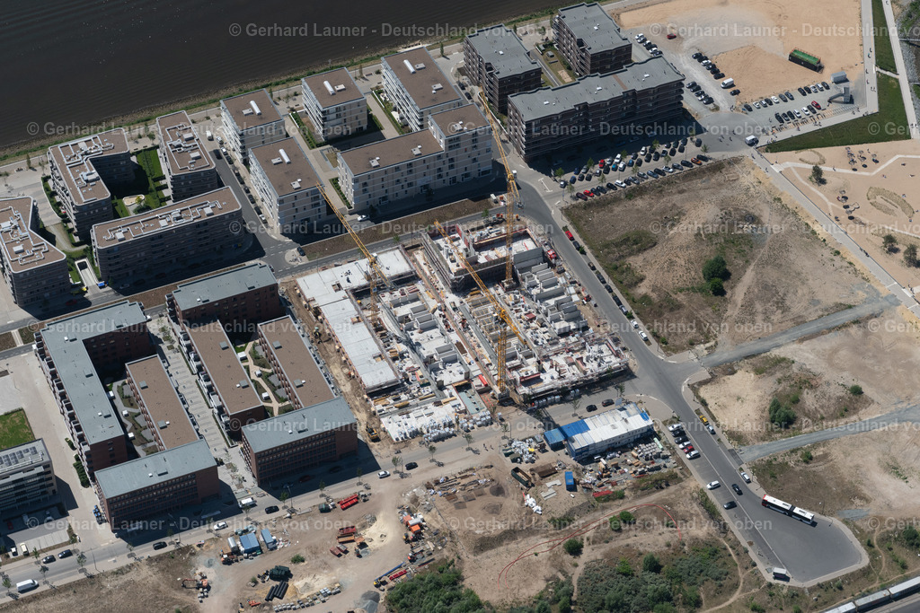 4029372 | BREMEN 01.06.2020 Baustelle zum Neubau der Mehrfamilienhaus- Wohnanlage " BlauHaus " am Kommodore-Johnsen-Boulevard an der Weser im Ortsteil Überseestadt in Bremen, Deutschland. Weiterführende Informationen bei: Blaue Karawane e.V.,  GEWOBA Aktiengesellschaft,  GSP Gerlach Schneider Partner Architekten mbB,  Martinsclub Bremen e. V.,  QUIRL Kinderhäuser e.V.,  WOHN:SINN. // Construction site to build the new multi-family residential complex " BlauHaus " on Kommodore-Johnsen-Boulevard on Weser in the district Ueberseestadt in Bremen, Germany. Further information at: Blaue Karawane e.V.,  GEWOBA Aktiengesellschaft,  GSP Gerlach Schneider Partner Architekten mbB,  Martinsclub Bremen e. V.,  QUIRL Kinderhaeuser e.V.,  WOHN:SINN. Foto: Gerhard Launer