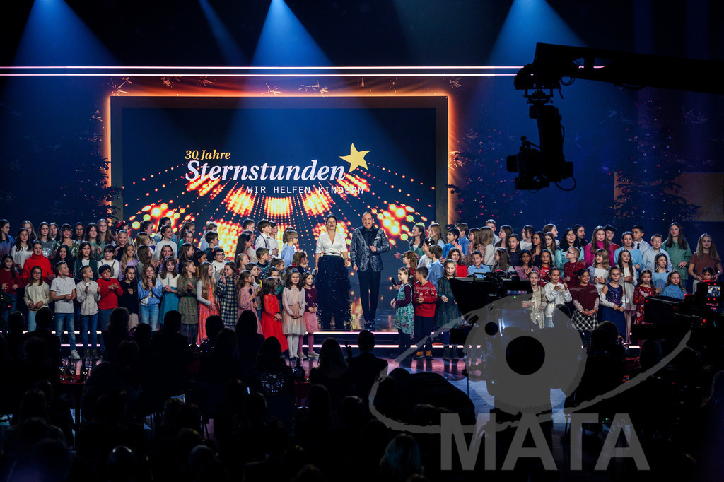 _DWI6014 | Die Eröffnung und die Begrüßung der Ehrengäste mit Moderatorin Sandra Rieß, Moderator Volker Heißmann und Kinderchor Pfennigparade bei '30 Jahre Sternstunden-Gala 2023' in der Frankenhalle. Nürnberg, 15.12.2023 - Realisiert mit Pictrs.com