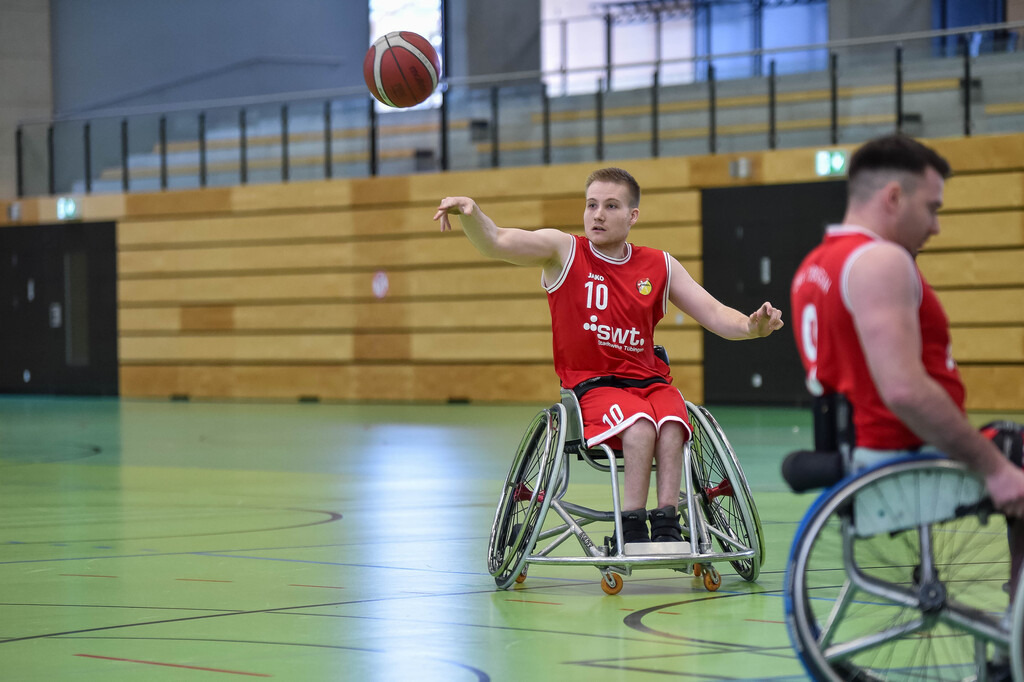 2024-03-17-0198 | Yannick Mildner (RSKV Tübingen #12), Angriff, Korbwurf; Hannes Hartung (BG Baskets Hamburg, #17), Saman Balaghi (BG Baskets Hamburg, #23),( RSKV Tübingen vs. BG Baskets Hamburg, Rollstuhlbasketball 2. Bundesliga, Saison 2023/24, 17.03.2024
Foto: Ralph Kunze - Realisiert mit Pictrs.com