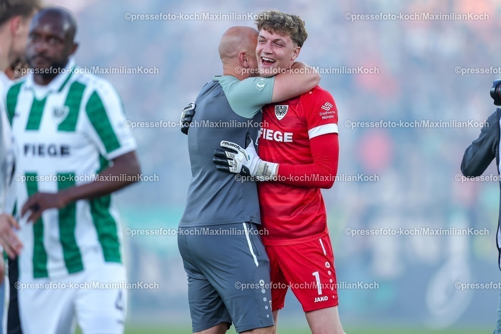SCP09052501099 | 09.05.2025, Fußball, Preußen Münster - Hertha BSC, 2. Fußball Bundesliga, 33. Spieltag, Preußenstadion, Saison 2024 2025: Abschlussjubel nach dem 2:0 Sieg für Preußen. Torwart Johannes Schenk (Preussen Muenster #01) DFB regulations prohibit any use of photographs as image sequences and or quasi-video.