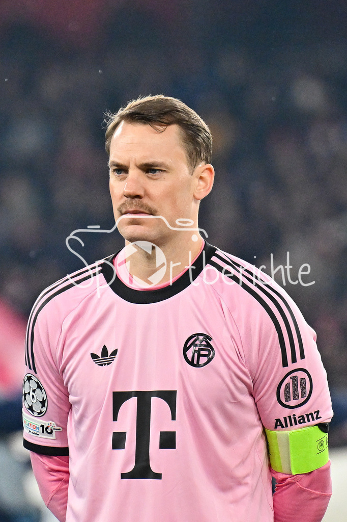 Arsenal FC - FC Bayern München | LONDON, ENGLAND - 26. NOVEMBER: im Bild Manuel NEUER (FC Bayern Munich 1)  bei der Hymne vor dem Ligaspiel zwischen Arsenal London und dem FC Bayern München am 5. Spieltag der UEFA Champions League im Emirates Stadium am 26.11.2025
