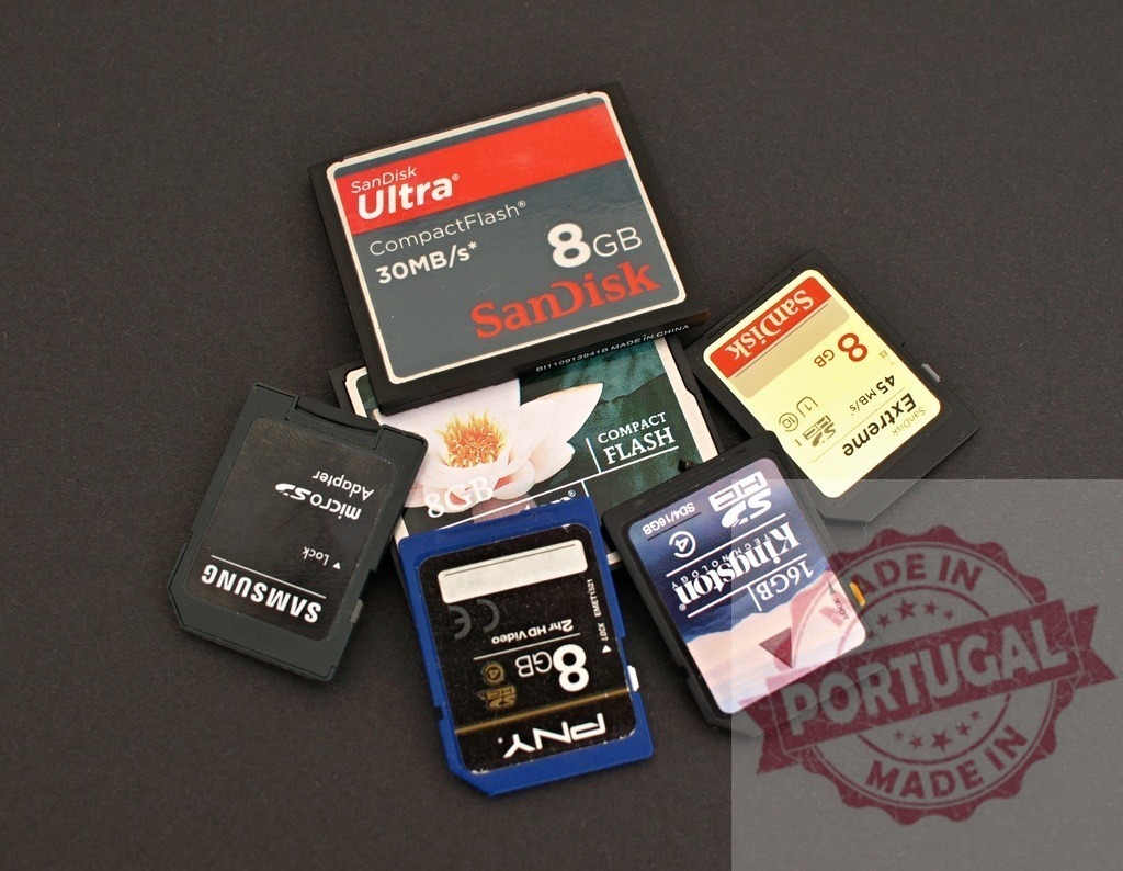 Various memory cards and adapters for digital storage | Group of different digital memory cards and adapters on a dark background - Realisiert mit Pictrs.com
