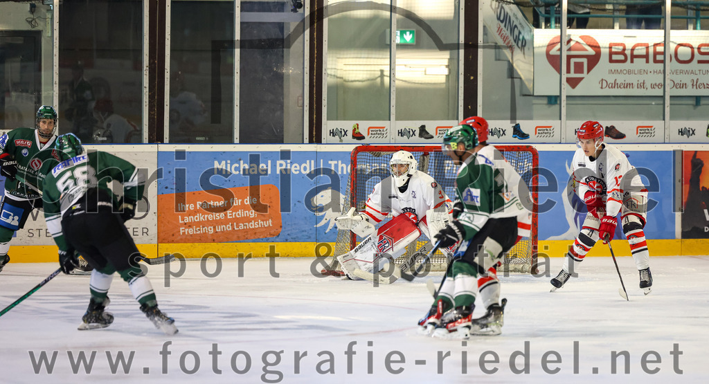 2023-09-10_051_TSV_Erding_gegen_EHC_Klostersee | Erding, Deutschland, 10.09.2023:
Eishockey, Bayernliga 2023 / 2024, Testspiel, TSV Erding gegen EHC Klostersee, Endergebnis: 10:1

Paul Pfenninger (Erding Gladiators, #58), Torwart Daniel Arendas (EHC Klostersee, #3)

Foto: Christian Riedel / fotografie-riedel.net