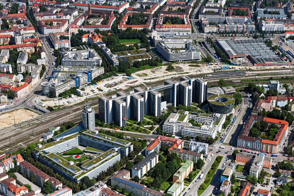 dr__0048457.jpg | MüNCHEN 19.07.2024 Bürogebäude des Verwaltungs- und Geschäftshauses " Ten Towers " an der Dingolfinger Straße im Stadtteil Berg am Laim in München im Bundesland Bayern, Deutschland. Weiterführende Informationen bei: Deutsche Telekom AG,  FOM Real Estate GmbH,  Kersken + Kirchner GmbH Beratende Ingenieure VBI,  Wealthcap Kapitalverwaltungsgesellschaft mbH. // Office building of the administrative and commercial building "Ten Towers" on Dingolfinger Strasse in the district of Berg am Laim in Munich in the state Bavaria, Germany. Further information at: Deutsche Telekom AG,  FOM Real Estate GmbH,  Kersken + Kirchner GmbH Beratende Ingenieure VBI,  Wealthcap Kapitalverwaltungsgesellschaft mbH. Foto: Daniel Reiter