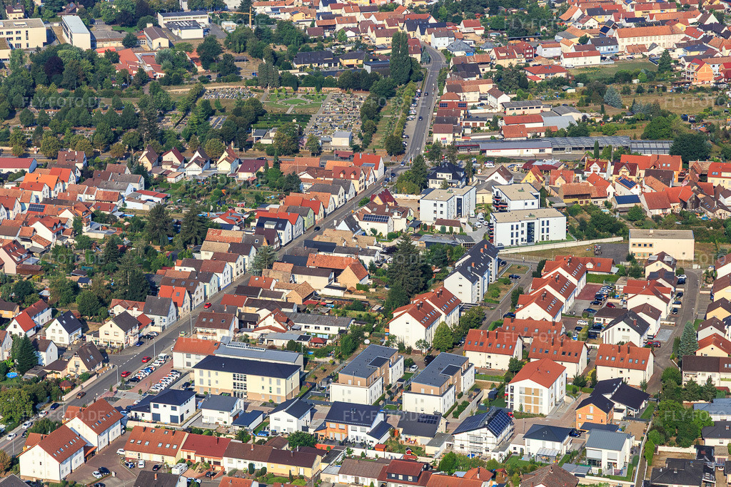 Luftbild: Wohngebiet an der Kuhardter Straße aus Osten in Rülzheim im Bundesland Rheinland-Pfalz in Deutschland. Foto: IMG_122198.jpg vom 11.08.2020 durch Werner Riehm/FLY-FOTO.de