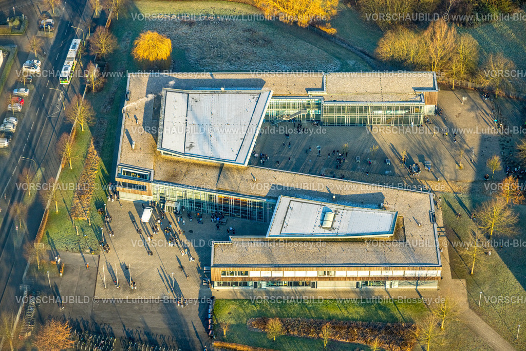 Hamm250200497Rhynern | Luftbild, Konrad-Adenauer Realschule und Schüler auf dem Schulhof, Stadtbezirk Rhynern, Hamm, Ruhrgebiet, Nordrhein-Westfalen, Deutschland