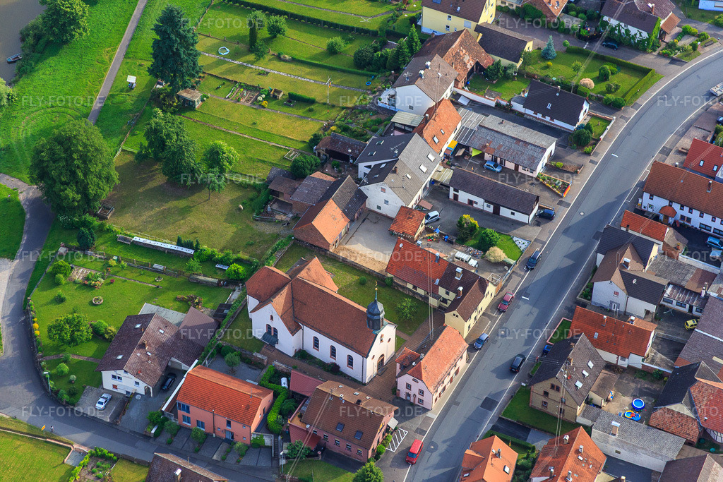 Luftbild: St. Martin im Ortsteil Mondfeld in Wertheim im Bundesland Baden-Württemberg in Deutschland. Foto: IMG_089683.jpg vom 11.06.2016 durch Werner Riehm/FLY-FOTO.deWWW.KATH-WERTHEIM.DE