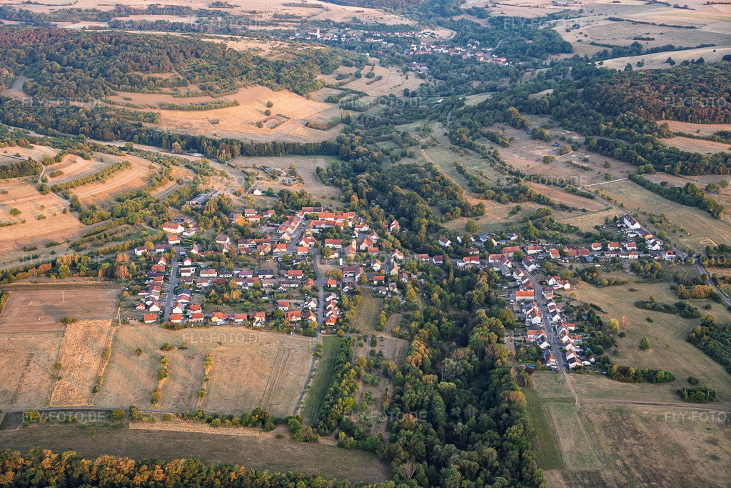 Luftbild: Ortsansicht von Nordwesten im Ortsteil Niedergailbach in Gersheim im Bundesland Saarland in Deutschland. – Foto: IMG_158762.jpg vom 14.08.2026 durch Werner Riehm/FLY-FOTO.de – Auflösung des Originals: 6000 x 4000 px