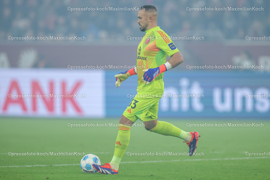 Due0911240109602127 | 09.11.2024, Fußball, Fortuna Düsseldorf - SC Paderborn 07, 2. Bundesliga, Merkur Spiel-Arena, Saison 2024 2025: Torwart Florian Kastenmeier (Fortuna Düsseldorf #33) DFB regulations prohibit any use of photographs as image sequences and or quasi-video.