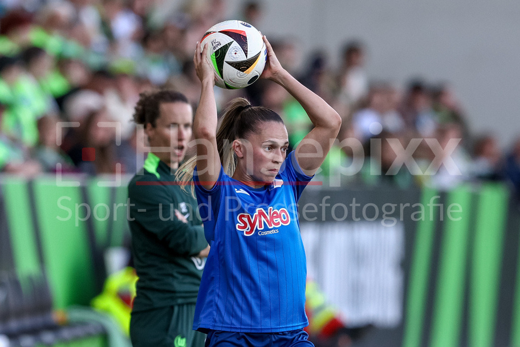 Fussball, Google Pixel Frauen-Bundesliga, VfL Wolfsburg - TSG 1899 Hoffenheim | Jill Janssens (TSG 1899 Hoffenheim, 9) beim Einwurf, Aktion, Action, Spielszene, Portrait, Nahaufnahme, Einzelfoto, Einzelbild, DIE DFB-RICHTLINIEN UNTERSAGEN JEGLICHE NUTZUNG VON FOTOS ALS SEQUENZBILDER UND/ODER VIDEOÄHNLICHE FOTOSTRECKEN. DFB REGULATIONS PROHIBIT ANY USE OF PHOTOGRAPHS AS IMAGE SEQUENCES AND/OR QUASI-VIDEO.