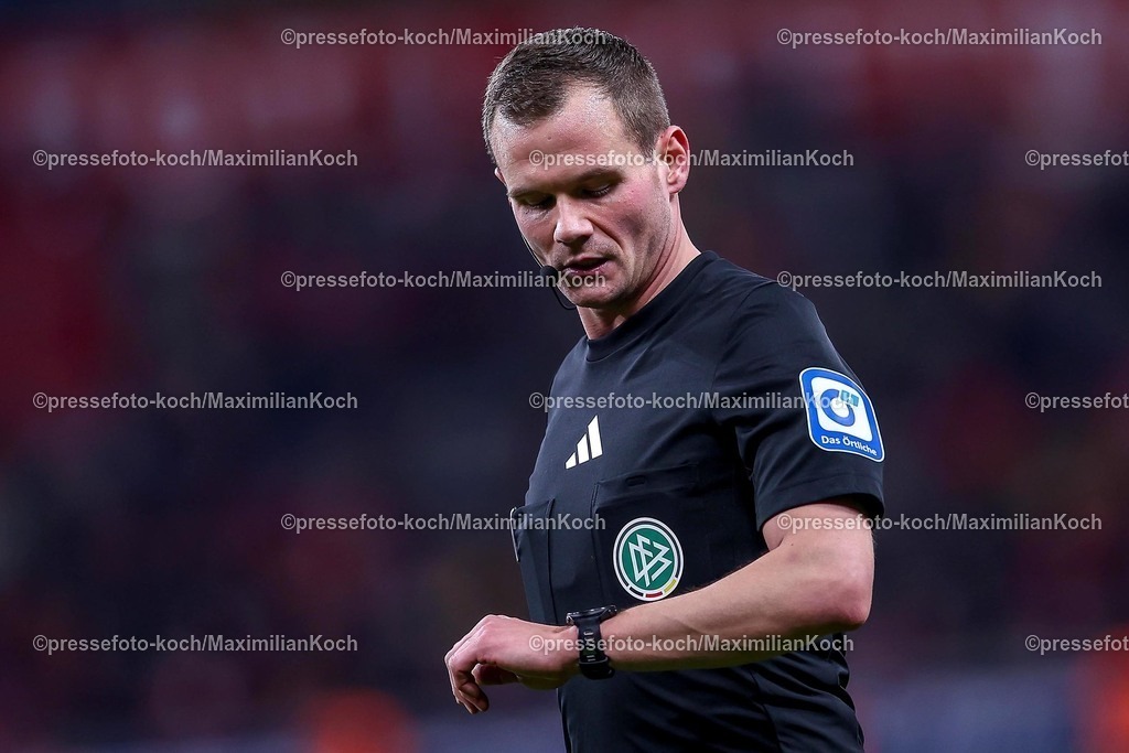 Lev02022502227 | 02.02.2025, Fußball, Bayer 04 Leverkusen - TSG 1899 Hoffenheim, 1. Fußball Bundesliga, 20. Spieltag, BayArena, Saison 2024 2025: Schiedsrichter Robin BraunDFB regulations prohibit any use of photographs as image sequences and or quasi-video.
