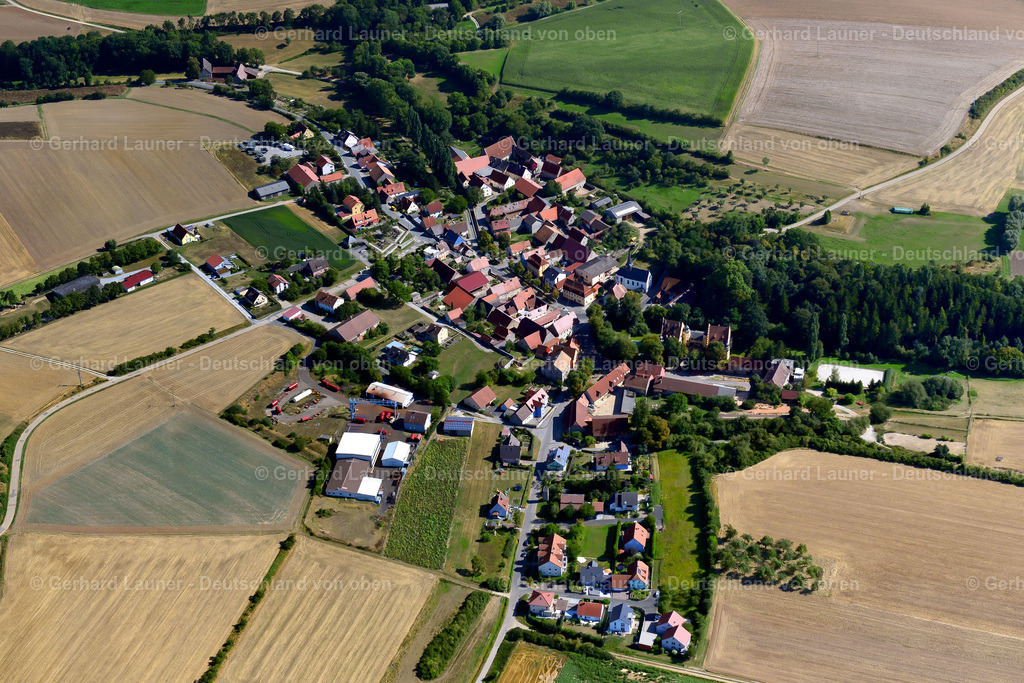 3650390 | DARSTADT 31.08.2016 Landwirtschaftliche Nutzflächen und Feldgrenzen  umsäumen das Siedlungsgebiet des Dorfes in Darstadt im Bundesland Bayern, Deutschland // Agricultural land and field boundaries surround the settlement area of the village  in Darstadt in the state Bavaria, Germany Foto: Gerhard Launer
