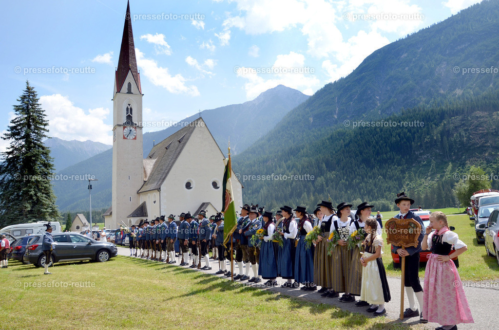 STEEG-news-2022-Juli24-Bezirksschuetzenfest-Elbigenalp-D51-DSC_1222 | Info aus dem Bezirk Reutte/Ausserfern Tirol sowie eine umfangreiche Bilddatenbank über die gesamte Region: Lechtal, Talkessel Reutte, Tannheimertal, Zwischentoren. Lech, Plansee, Zugspitze, Grenztunnel, B179, Fernpassstraße, Verkehr, Lawinen, Tradition, - Realisiert mit Pictrs.com