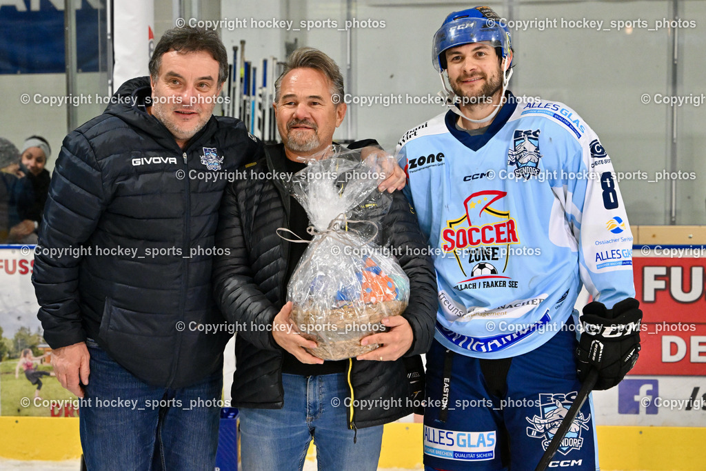 ESC Steindorf vs. SC Hohenems 11.3.2023 | Obmann ESC Steindorf Hans Tschernutter, Martin Essmann, #8 Martinz Christof, Spieler des Abends