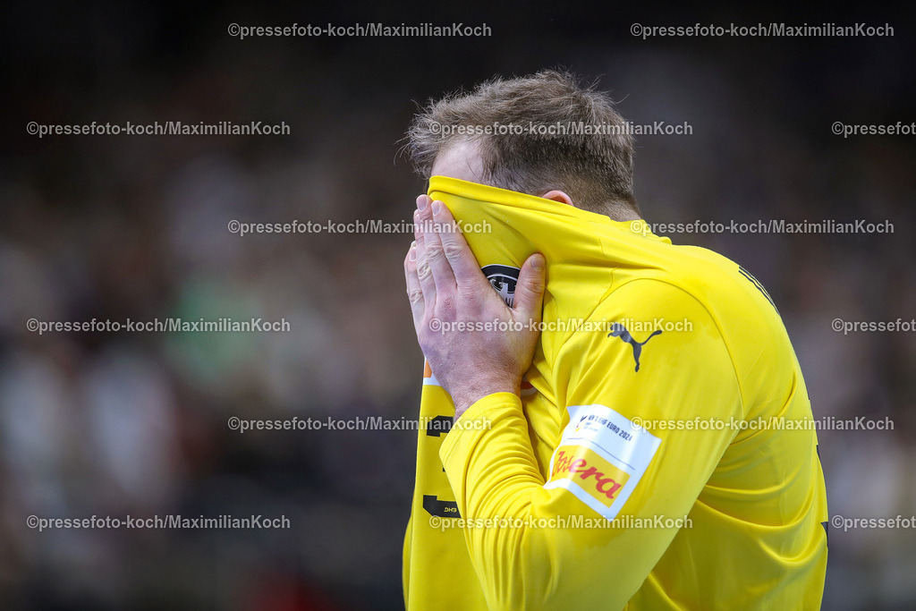 EHFEURO16012402039 | 16.01.2024, EHF EURO 2024, Männer Europameisterschaft Handball, Mercedes-Benz-Arena in Berlin, Deutschland - Frankreich: Torhüter Andreas Wolff (Deutschland) versteckt sein Gesicht verärgert hinter seinem Trickot