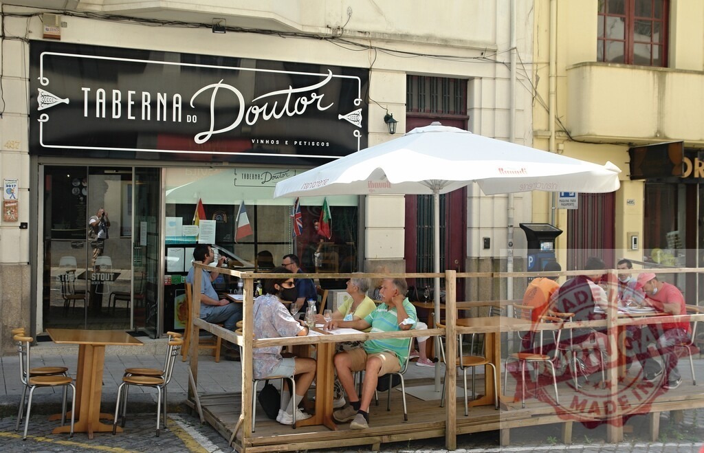 People enjoying outdoor dining at Taberna do Doutor restaurant | People enjoying leisure time and alfresco dining at a Portuguese taberna - Realized with Pictrs.com