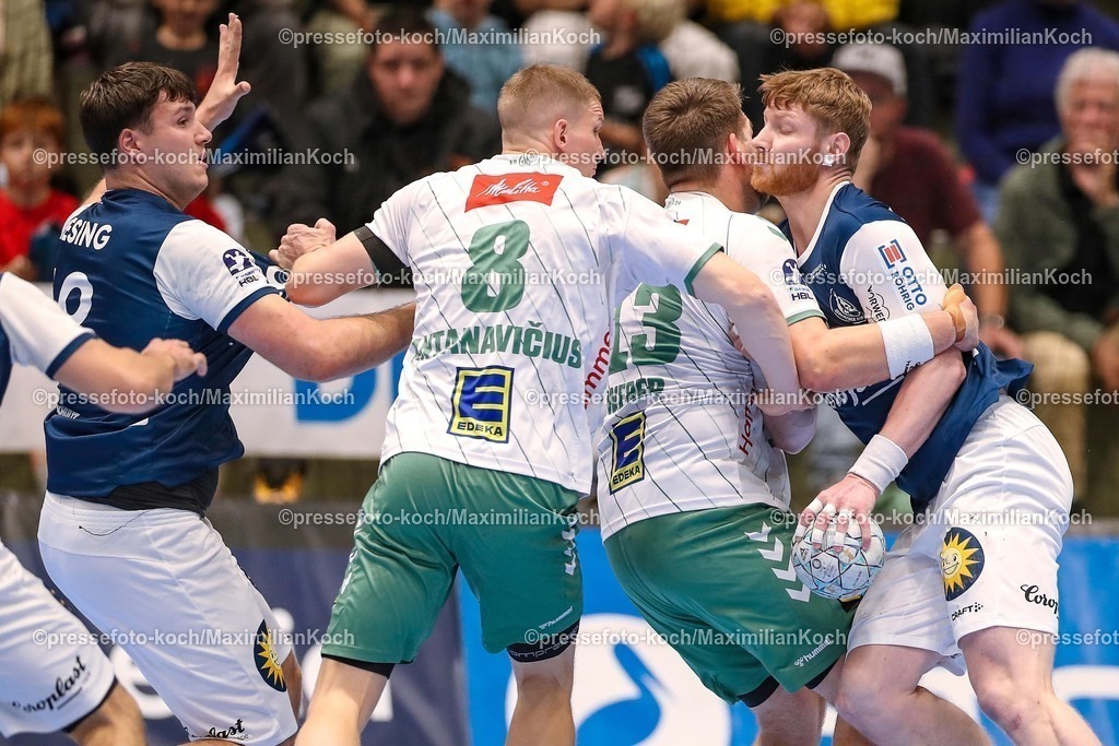 BHC13092501041 | 13.09.2025, Handball, HBL, Bergischer HC - TSV GWD Minden, Unihalle Wuppertal: Karolis Antanavicius (GWD Minden #08) und Ian Weber (GWD Minden #13) machen Johannes Wasielewski (BHC #77) am Kreis fest Zweikampf 