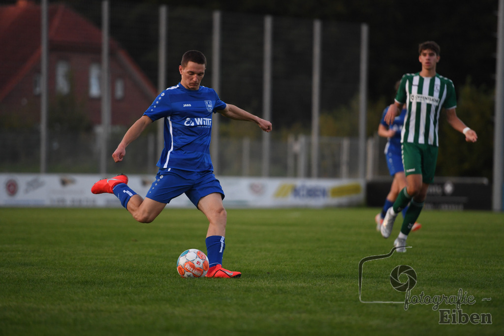 FC Rastede-VFL Oldenburg | A-Jugend Bezirkspokal; FC Rastede (blau)-VFL Oldenburg (grün) am 16.08.2023 in Rastede (Sportanlage Köttersweg), Deutschland, Photo: Philip Eiben 2023 - Realisiert mit Pictrs.com