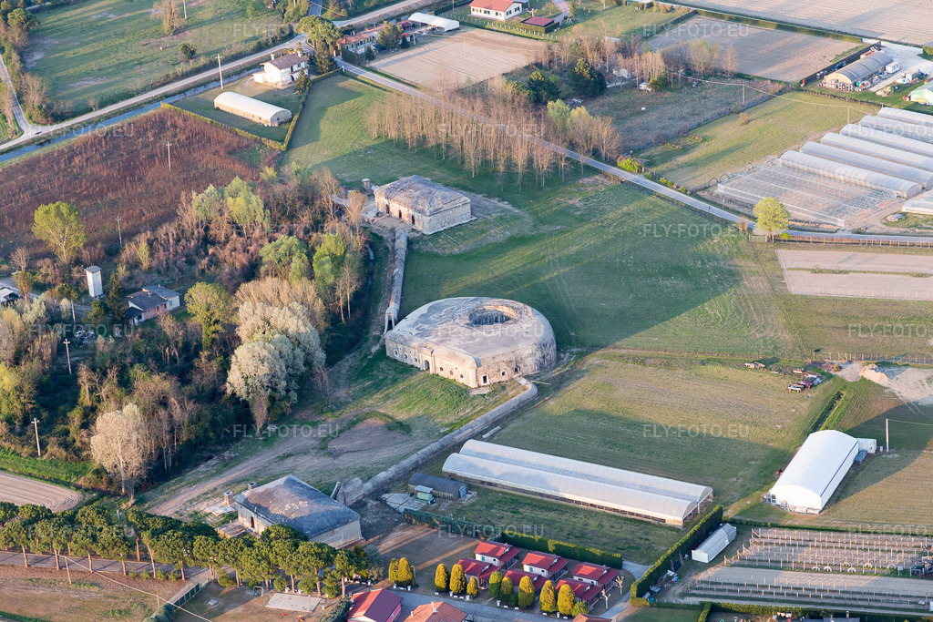 Vue aérienne: Vue de la ville à Punta Sabbioni dans le département Vénétie, Italie. Photo: IMG_098293.jpg prise le 03/04/2017 par Werner Riehm/FLY-FOTO.eu – Résolution de l'original: 5472 x 3648 px