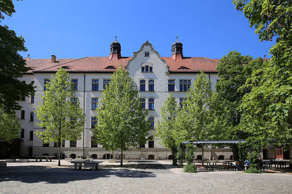 Connewitz - Louise-Otto-Peters-Schule (Gymnasium) | Entdecke über 20 Kategorien Leipzig-Motive: Foto-Downloads, hochwertige Poster, Leinwand- & Fine-Art-Prints. Jetzt Lieblingsfoto im Bildlexikon Leipzig Shop bestellen!