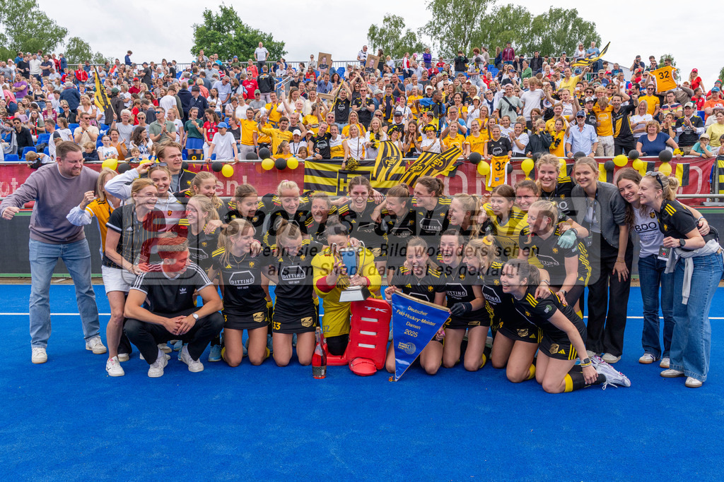 Final4_20250601-1221-HK108418 | Krefeld, Deutschland, 01.06.2025:  Feldhockey Final4 2025 – „Deutsche Feldhockey-Meisterschaften 2025“ Harvestehuder HTC - Düsseldorfer HC (Finale Damen) im Gerd-Wellen-Hockeyanlage am 01.06.2025 in Krefeld, Deutschland. (Foto von Kramhöller/Fehrmann/Kaste)Krefeld, Germany, 01.06.2025: Feldhockey Final4 2025 – „Deutsche Feldhockey-Meisterschaften 2025“ Harvestehuder HTC - Düsseldorfer HC (Finale Damen) in Gerd-Wellen-Hockeyanlage at 01.06.2025 in Krefeld, Deutschland. (Foto from Kramhöller/Fehrmann/Kaste)
