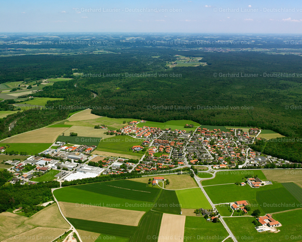 2600442 | ÖD 09.06.2006 Wald- Gebiete und Forstflächen umsäumen das Siedlungsgebiet des Dorfes in Öd im Bundesland Bayern, Deutschland // Village - view on the edge of forested areas in Öd in the state Bavaria, Germany Foto: Gerhard Launer