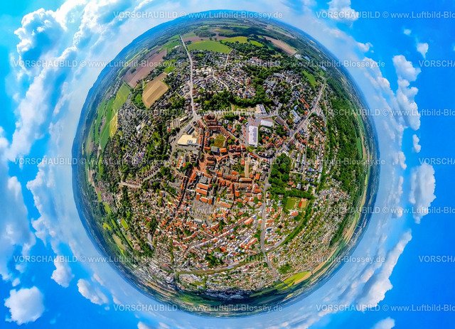Lage24059068Mitte | Luftbild, Ortsansicht mit Altstadt Innenstadtansicht und der evang. Marktkirche, Rathaus und Parkplatz Am Drawen Hof, Wohnhäuser und Geschäftshäuser, Lemgoer Straße Bundesstraße B66, Erdkugel, Fisheye Aufnahme, Fischaugen Aufnahme, 360 Grad Aufnahme, tiny world, little planet, fisheye Bild, , Lage, Ostwestfalen, Nordrhein-Westfalen, Deutschland