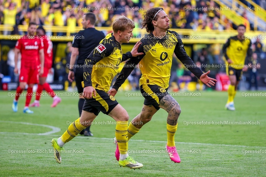BVB26042601067 | 26.04.2026, Fußball, Borussia Dortmund - SC Freiburg, 1. Fußball Bundesliga, 31. Spieltag, Signal Iduna Park, Saison 2025 2026: Torjubel nach dem Tor zum 4:0 durch Torschütze Fabio Silva&nbsp;(BVB #21)  zusammen mit  Daniel Svensson&nbsp;(BVB #24)  DFB regulations prohibit any use of photographs as image sequences and or quasi-video.