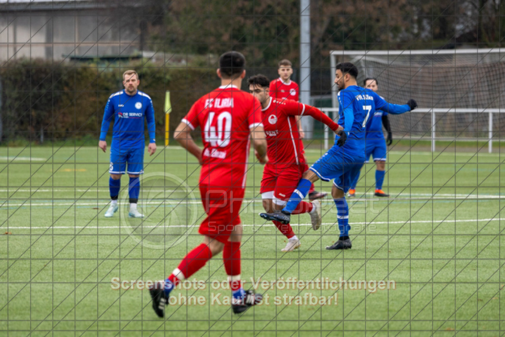 20251130_130651_0026 | #,FC Illiria Göppingen II (rot) vs. VfR Süßen II (blau), Fussball, Kreisliga B10 - Bezirk Neckar/Fils, 15. Spieltag, Saison 2025/2026, Kunstrasenplatz Nord, Hohenstaufenstraße 116, 73033 Göppingen, 30.11.2025 - 13:00 Uhr,Foto: PhotoPeet-Sportfotografie/Peter Harich