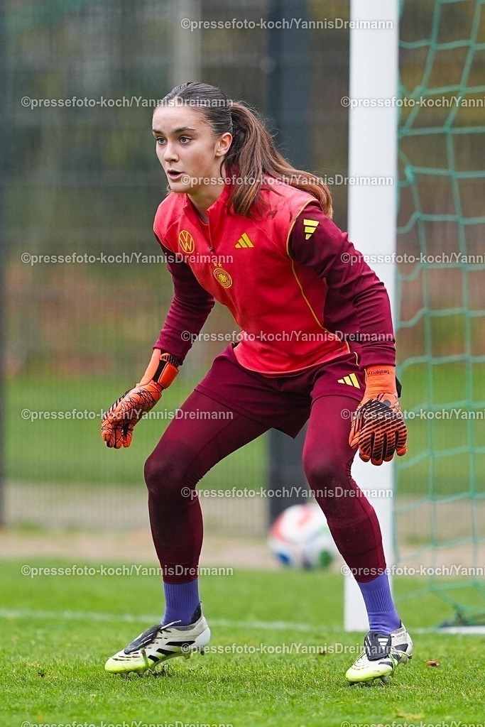xYDRx26112502017 | 26.11.2025, xydrx, Fußball, Länderspiel, EM-Qualifikation U19-Frauen, Belgien - Deutschland, Sportschule Wedau: Nelly Smolarczyk (GER #1)