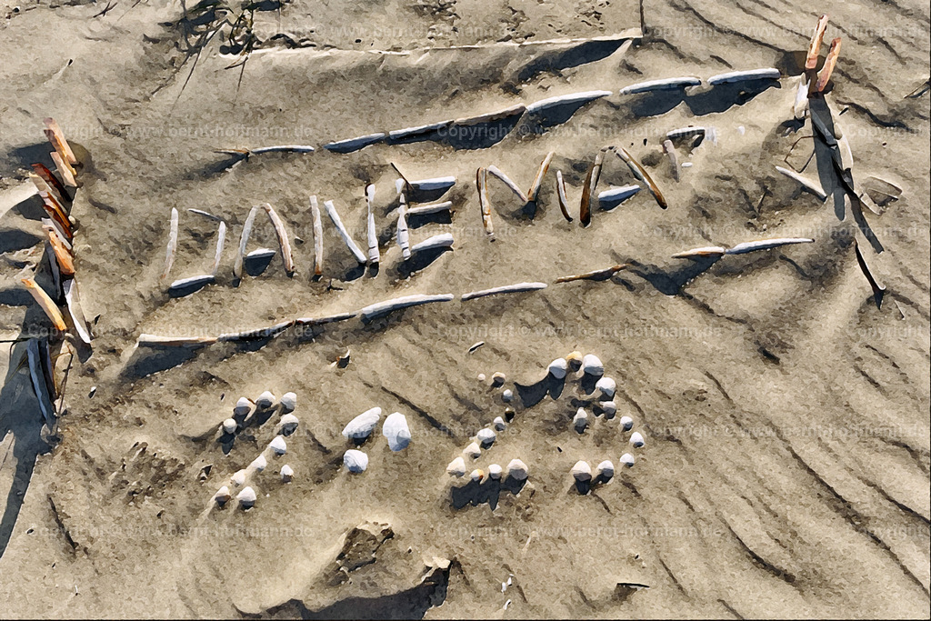 PDM2_6800_DK_Roem_Muschelbild_90x60 | DIGITALKUNST. Dänemark 2023. __ Muschel -Bild im feinen Strandsand. __ Seitenverhältnis = 3 zu 2. __ Druckbar ist dieses Bild aber auch in vielen kleineren Formaten sowie in frei wählbaren Bildausschnitten. - Realisiert mit Pictrs.com