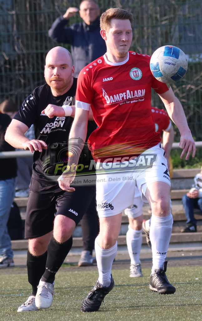 Bünder SV - TV Elverdissen | Auf dem Bild zu sehen: rot Bünder SV: Tobias Zwiener ; schwarz TV Elverdissen: Jonas MeiseBünder SV, TV Elverdissen, Saison 25/26, Kreisliga A, Deutschland - Realisiert mit Pictrs.com