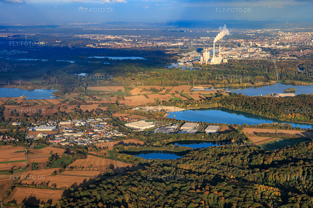 Luftbild: Industriegebiet an der Rheinstraße aus Westen in Hagenbach im Bundesland Rheinland-Pfalz in Deutschland. Foto: IMG_150196.jpg vom 11.10.2025 durch Werner Riehm/FLY-FOTO.de