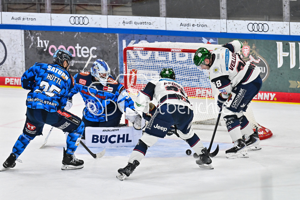 ERC Ingolstadt - Eisbären Berlin | INGOLSTADT, GERMANY - 18. DECEMBER: in dieser Szene erzielt Yannick VEILLEUX (Eisbären Berlin 38) den Treffer zum 4-4 Ausgleich / Tor / Torschuetze / Freude / Happy während dem Match zwischen dem ERC Ingolstadt und den Eisbären Berlin am 29. Spieltag der Penny DEL in der Saturn Arena